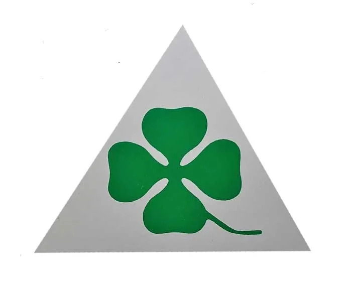 adesivo triangolare quadrifoglio su sfondo bianco